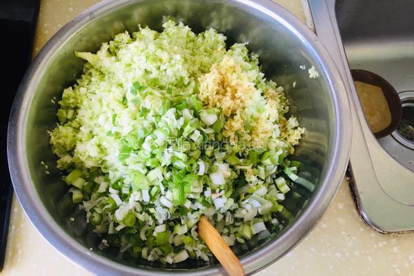 大肉西葫芦包子的做法图解5