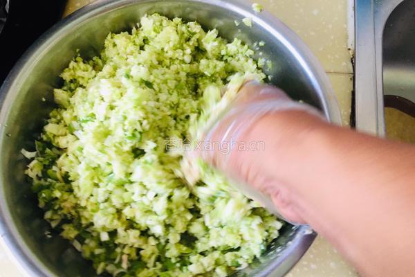 大肉西葫芦包子的做法图解6