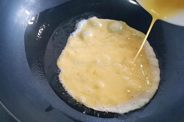饺子皮版韭菜鸡蛋馅饼的做法图解1