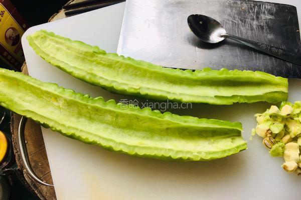 凉拌苦瓜的做法图解1