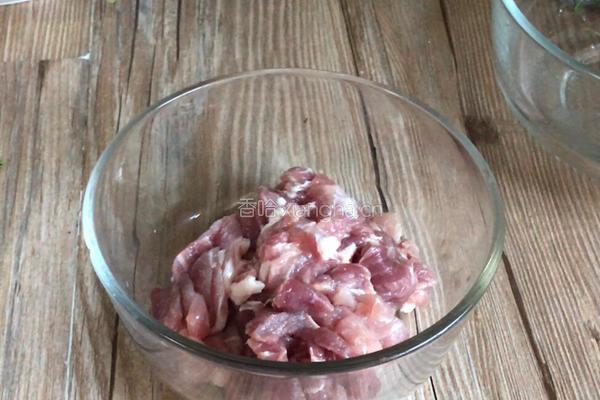 辣椒麻花炒肉片的做法图解1
