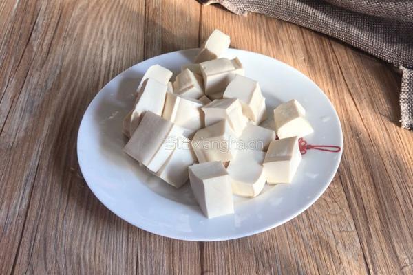 黄瓜烧豆腐的做法图解1