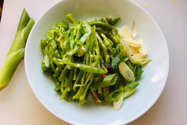 青椒豆皮炒肉丝的做法图解1