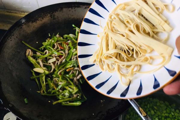 青椒豆皮炒肉丝的做法图解7