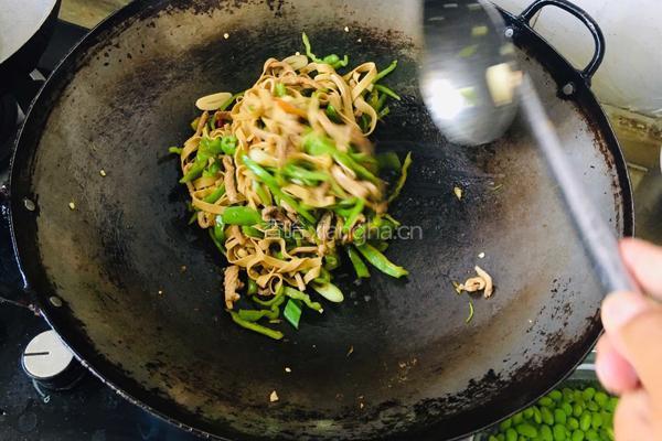 青椒豆皮炒肉丝的做法图解11