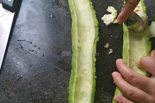 凉拌苦瓜的做法图解1