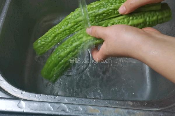 凉拌苦瓜的做法图解2