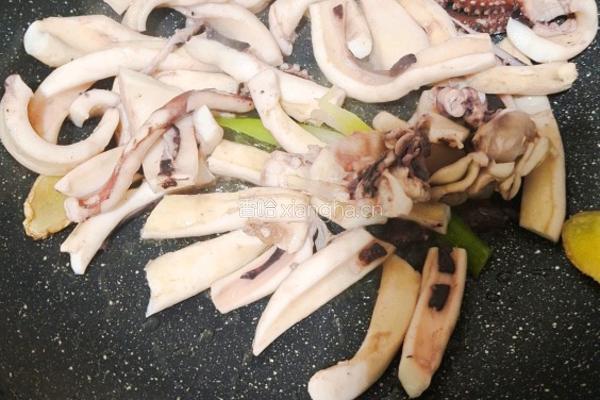 鱿鱼炒蒜薹的做法图解4