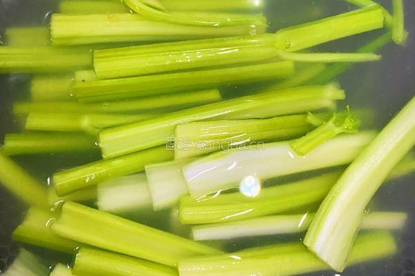 芹菜柿子鸡蛋饼，神仙搭配！的做法图解1