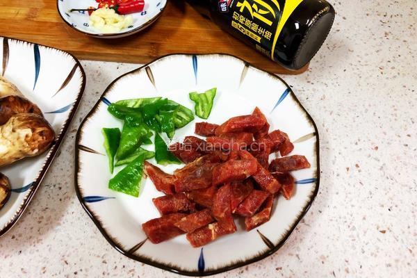 小炒松茸牛肉的做法图解1