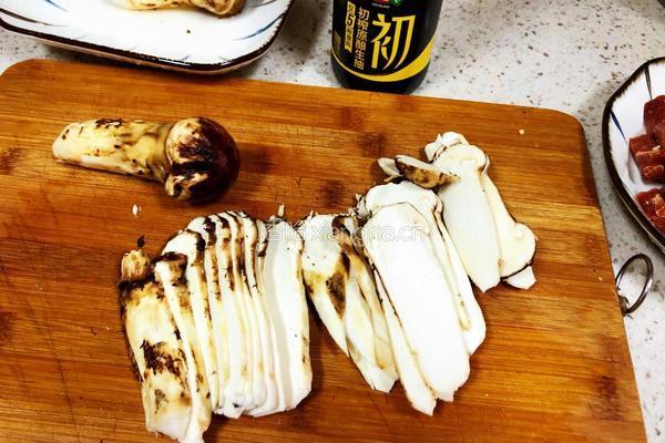 小炒松茸牛肉的做法图解3