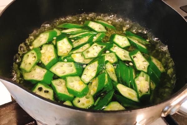 秋葵拌豆腐的做法图解2
