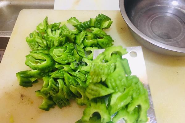 苦瓜炒鸡蛋的做法图解1