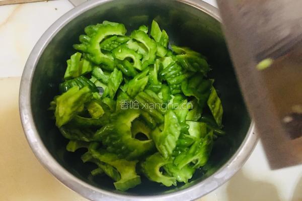苦瓜炒鸡蛋的做法图解2