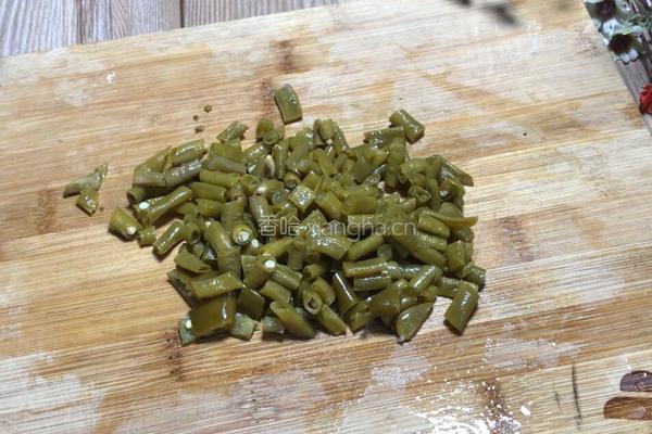酸豆角茭白炒腊肠的做法图解3