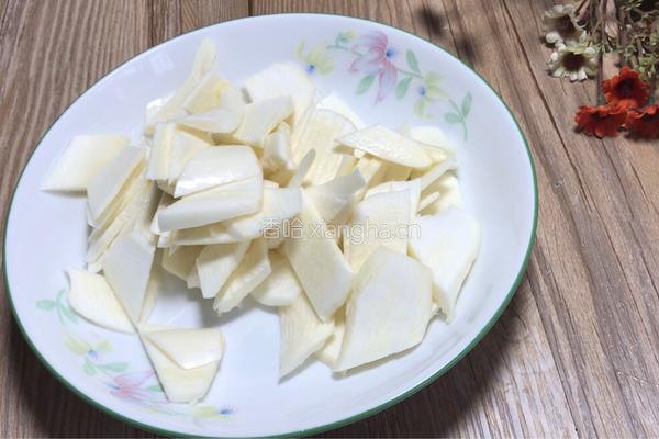 酸豆角茭白炒腊肠的做法图解2
