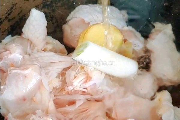 竹笋椰子鸡汤的做法图解2