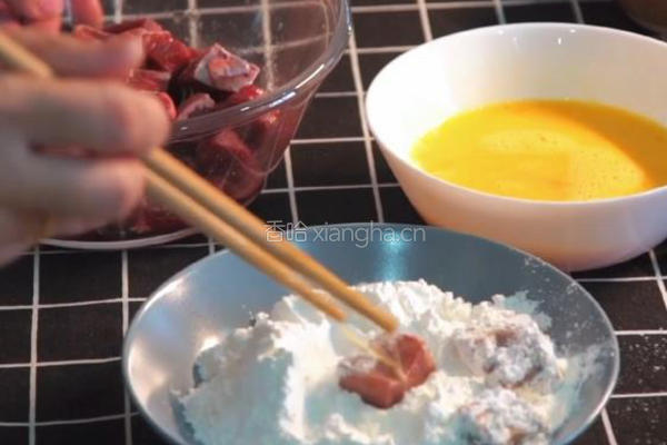 草莓牛肉粒的做法图解3