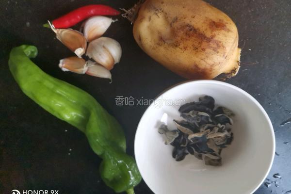 木耳炒莲藕的做法图解1