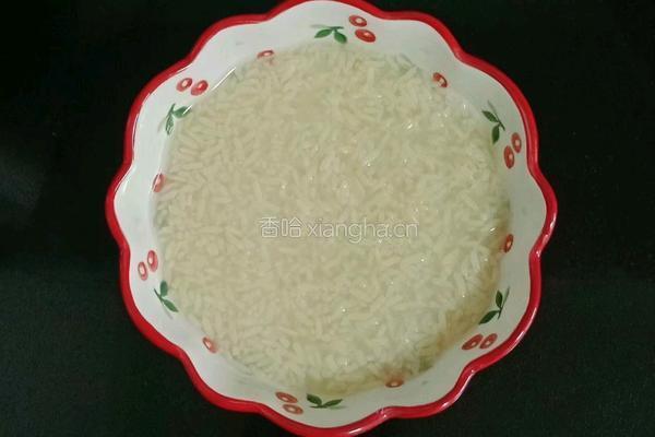 银耳酒酿雪梨甜汤的做法图解2