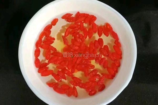 银耳酒酿雪梨甜汤的做法图解4