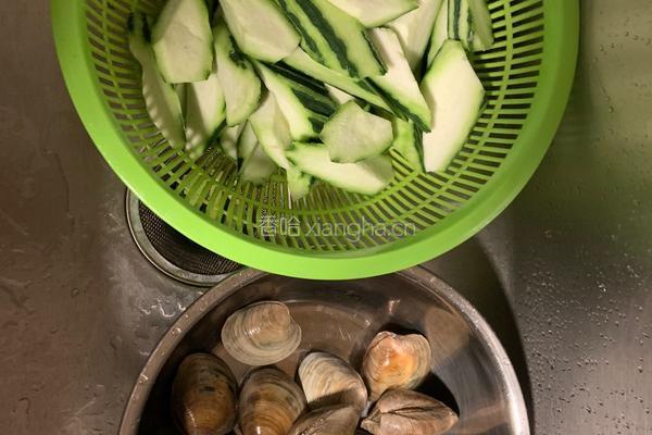 蛤蜊丝瓜汤（夏日粤菜靓汤）的做法图解1