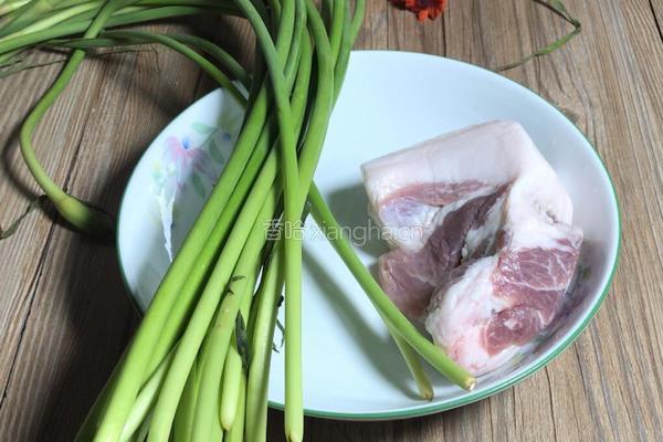 蒜苔炒五花肉的做法图解1