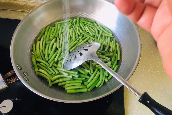 豇豆炒肉丝的做法图解2