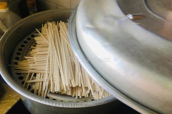 瘦肉梅豆蒸挂面的做法图解2