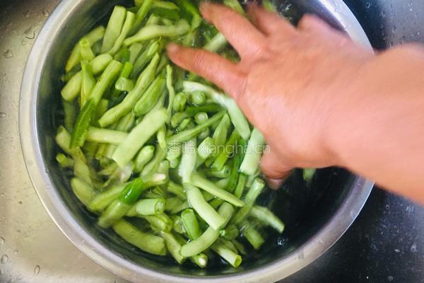 瘦肉梅豆蒸挂面的做法图解3