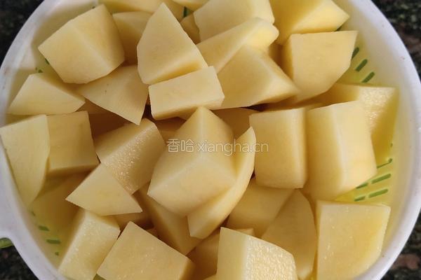 土豆红烧肉的做法图解2
