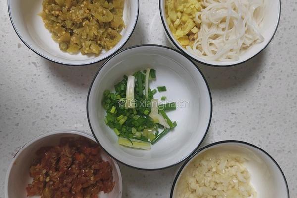 剁椒鱼头的做法图解1