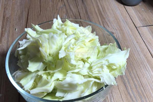煸炒包菜的做法图解1