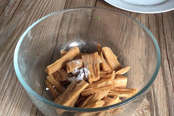 辣椒炒腐竹的做法图解1