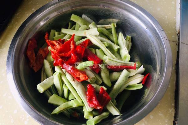 干煸梅豆的做法图解1