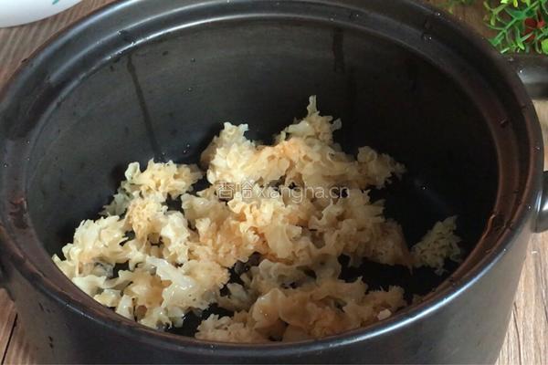 枸杞冰糖银耳汤的做法图解2