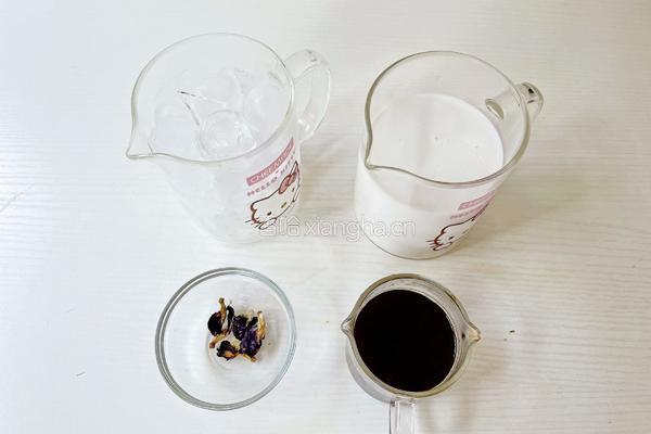 瓦尔登蓝椰拿铁的做法图解1