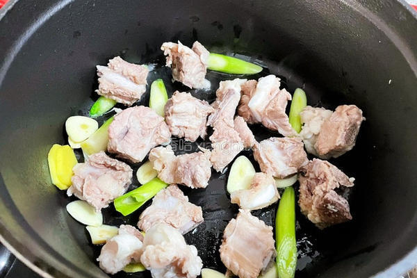 西红柿玉米土豆排骨汤的做法图解6