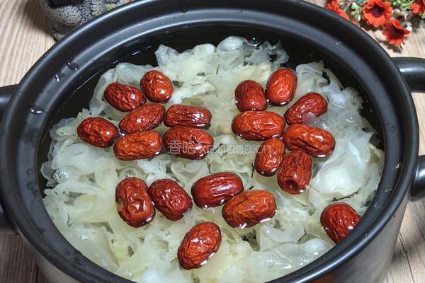 苹果炖银耳的做法图解4