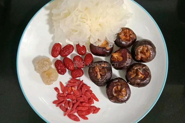 银耳红枣马蹄糖水的做法图解1