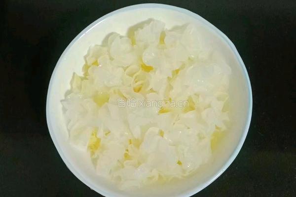 银耳红枣马蹄糖水的做法图解2