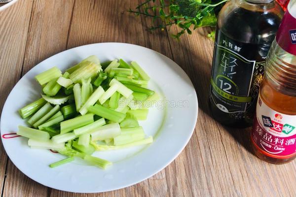 芹菜炒鸡蛋的做法图解2