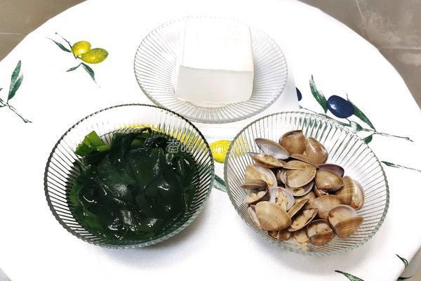 裙带菜蛤蜊豆腐汤的做法图解1