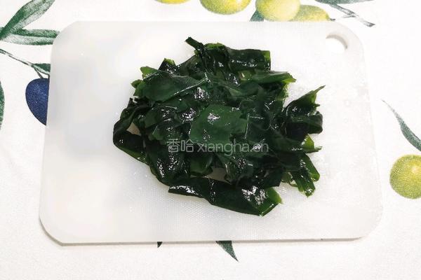 裙带菜蛤蜊豆腐汤的做法图解2