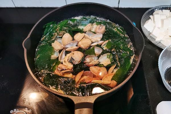 裙带菜蛤蜊豆腐汤的做法图解6
