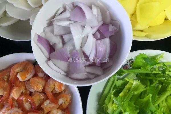 年糕干锅虾的做法图解1