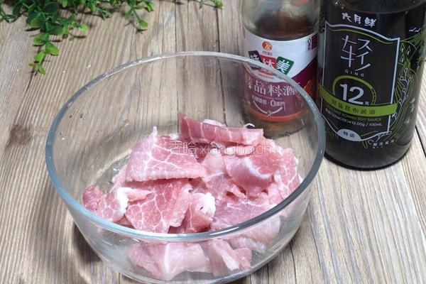 红椒丝瓜炒肉片的做法图解2