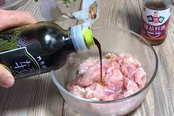 红椒丝瓜炒肉片的做法图解3