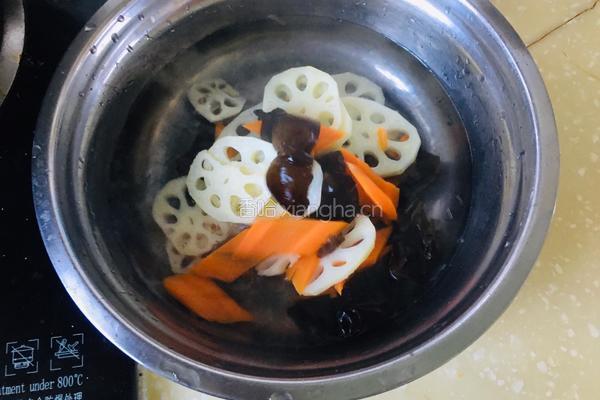木耳胡萝卜炒莲藕的做法图解5