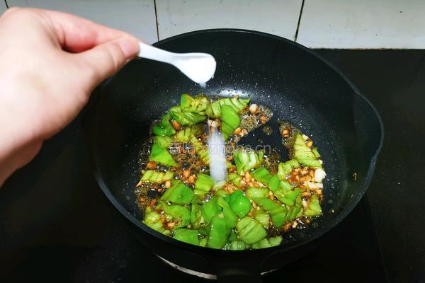 青椒炒红肠的做法图解5